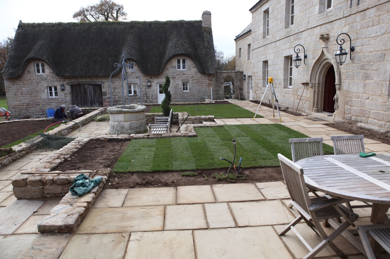 La cour après les travaux dans un jardin en Bretagne